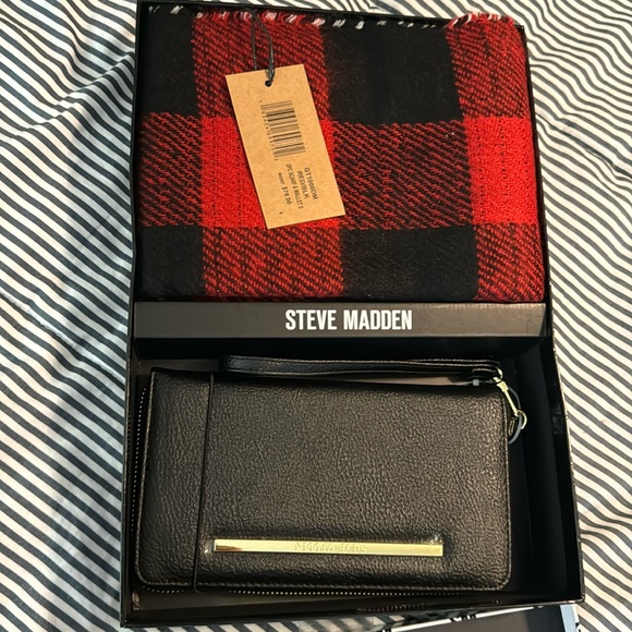 Brand new wallet and scarf set - Picture 1 of 3